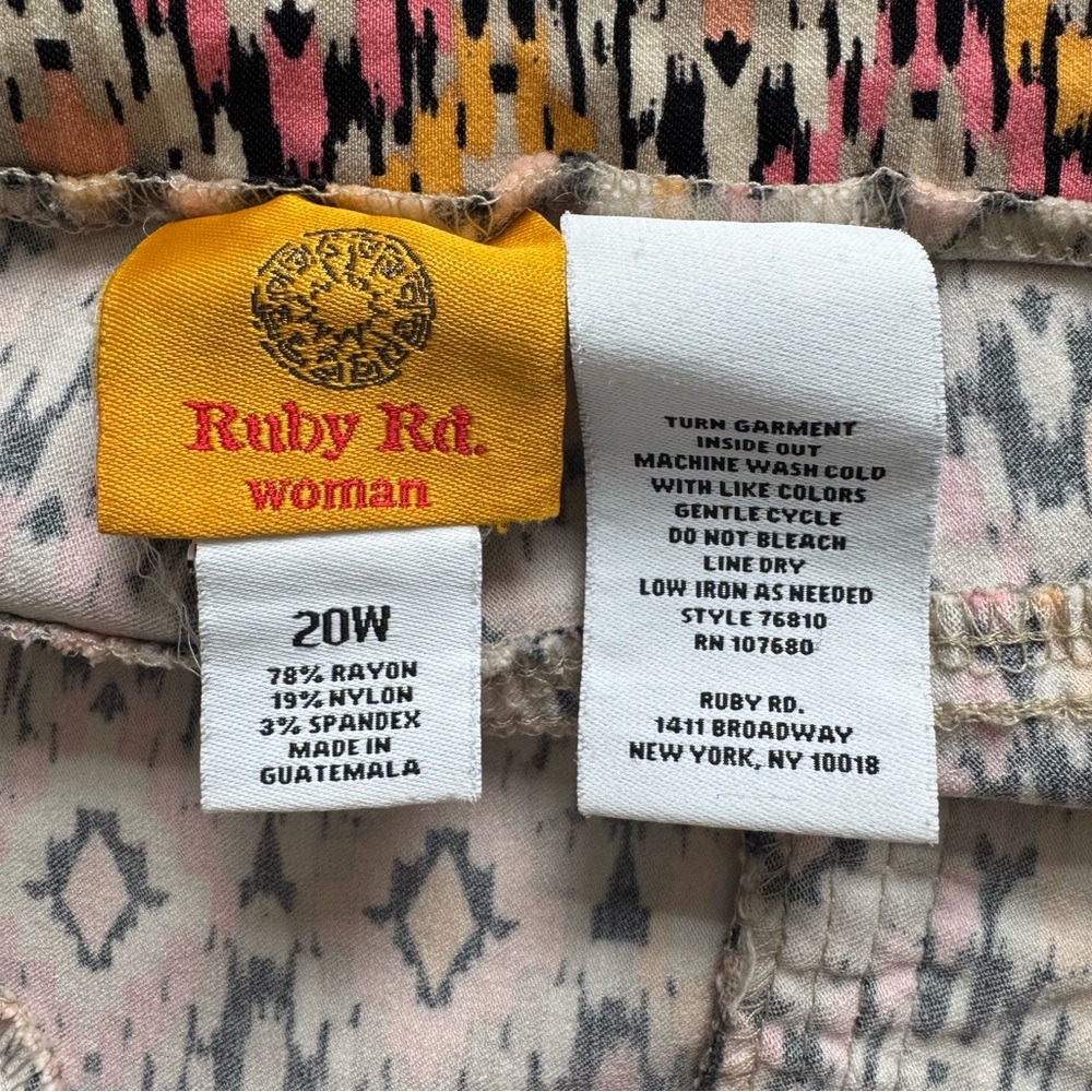 Ruby Rd Women’s Colorful Geometric‎ Patterned Stretchy Shorts Size 20W - Picture 6 of 6
